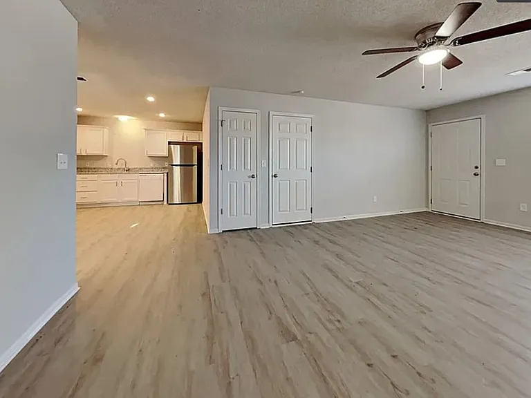 305 NW Woodbury Dr — Photo 1
