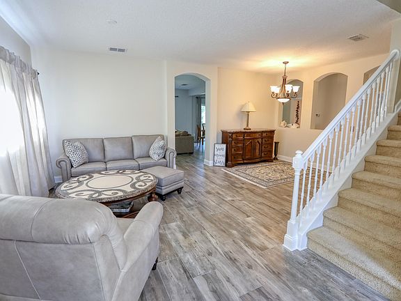 5th image of 208 Tadcaster Ct