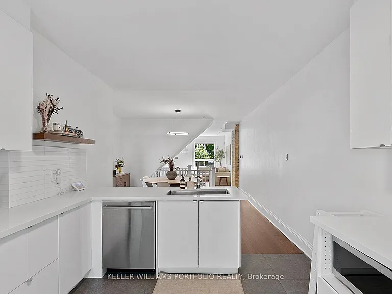 28 Tiverton Ave — Photo 18