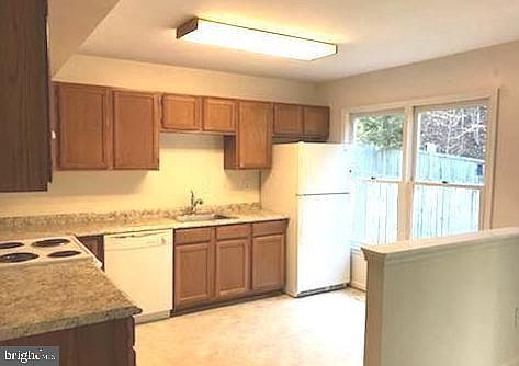 2nd image of 208 Rolling Hill Ct