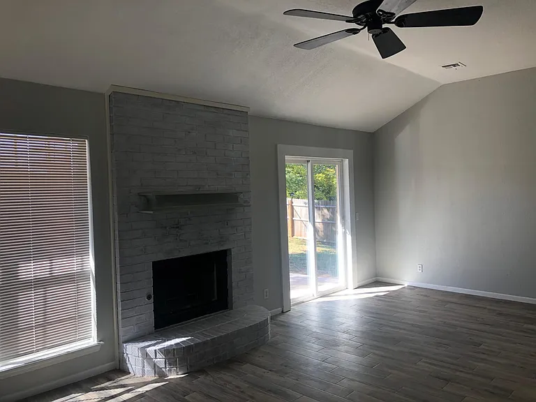 913 Chartrand Ct — Photo 4