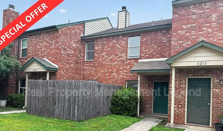 3211 Roundtree Ln — Photo 1