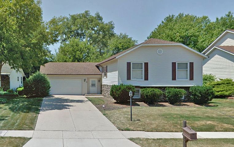 1st image of 24 Woodridge Ln