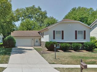 24 Woodridge Ln, Streamwood, IL 60107