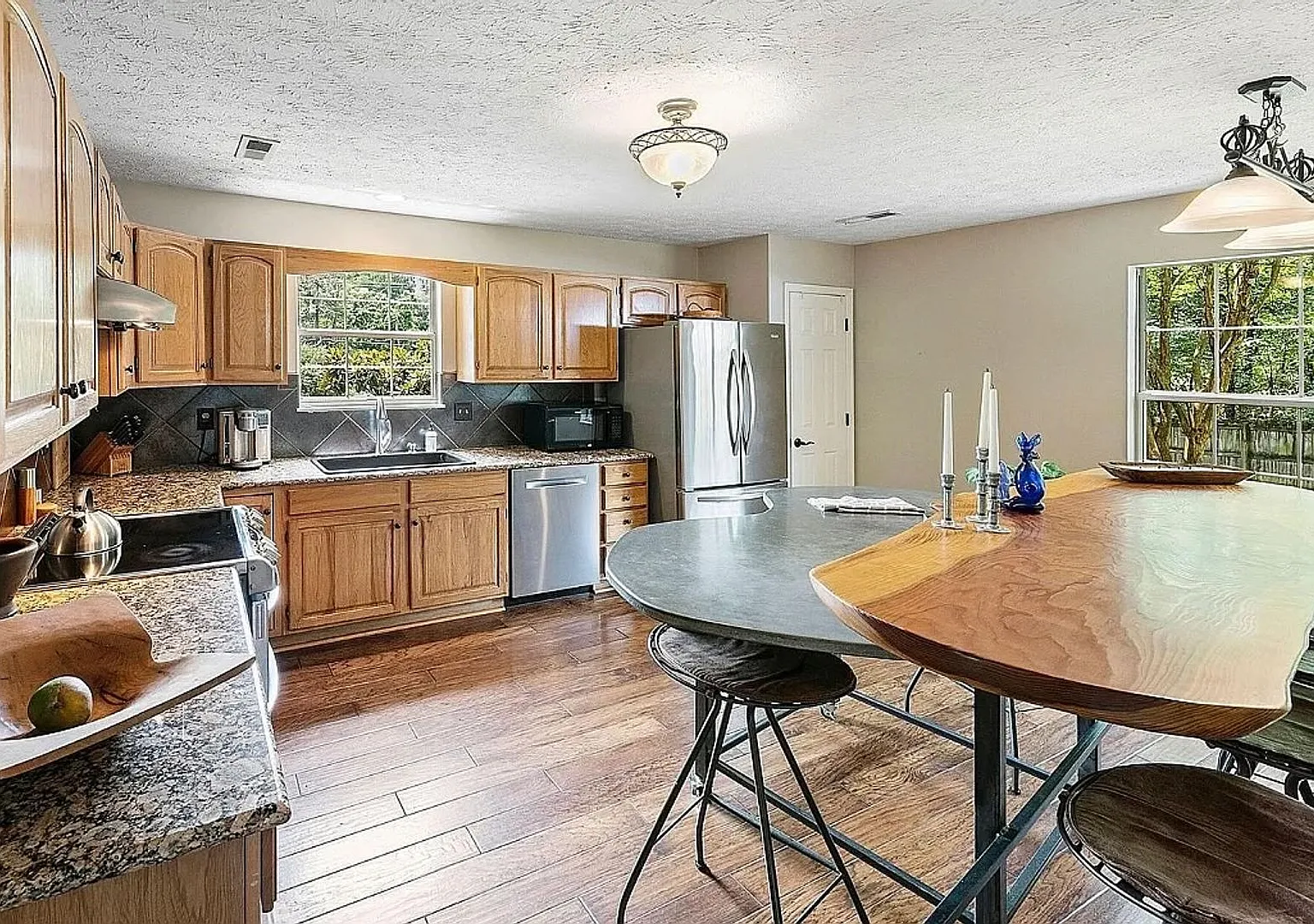 4 Bedroom Home In Knoxville — Photo 3