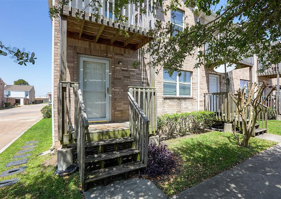1st image of 11905 Algonquin Dr Unit 1