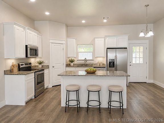 3rd image of 100 Watch Hill Dr