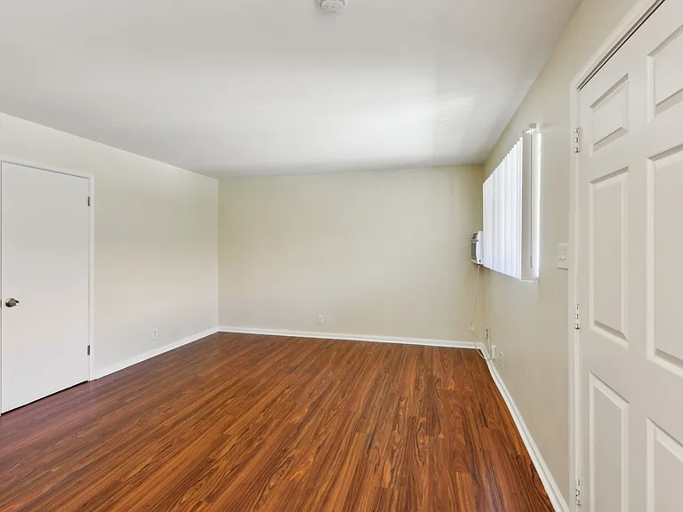 ROCKINGHAM APARTMENTS — Photo 21