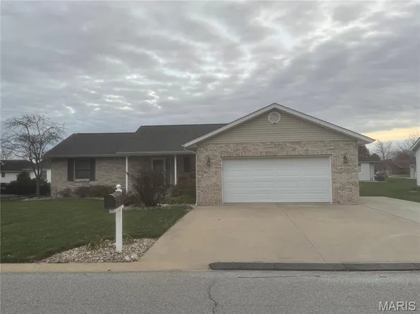 30 N Porte Dr, Highland, IL 62249