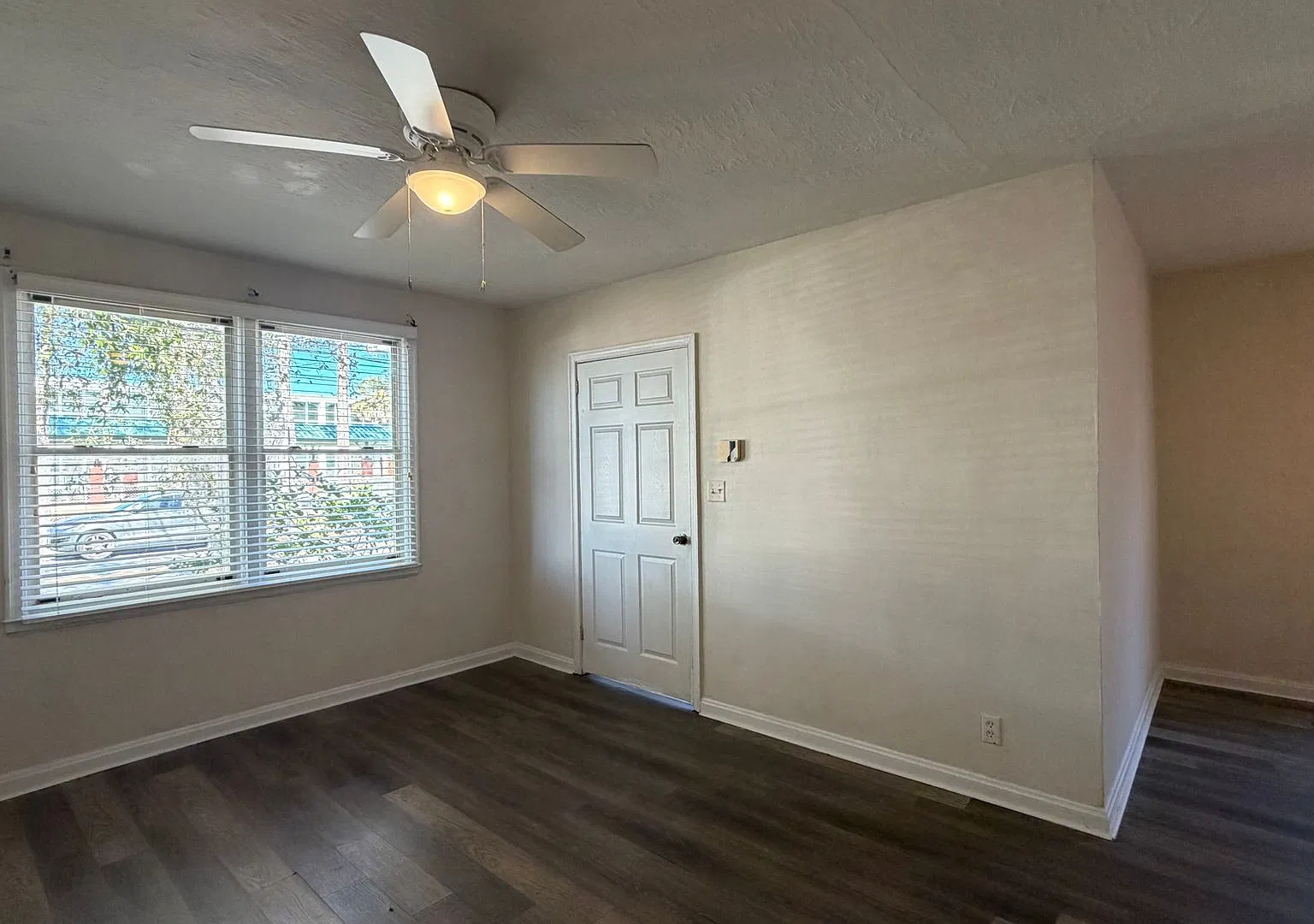 Affordable 2 Bed / 1 Bath Available Now Prime Location Across from Stanton College Preparatory! — Photo 3