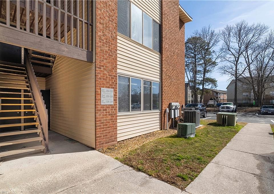 1st image of 224 Pacific Dr #8