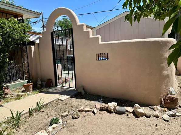 604 9th St SW, Albuquerque, NM 87102