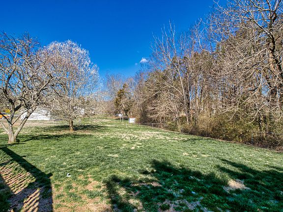 5th image of 803 Willowbrook Ln