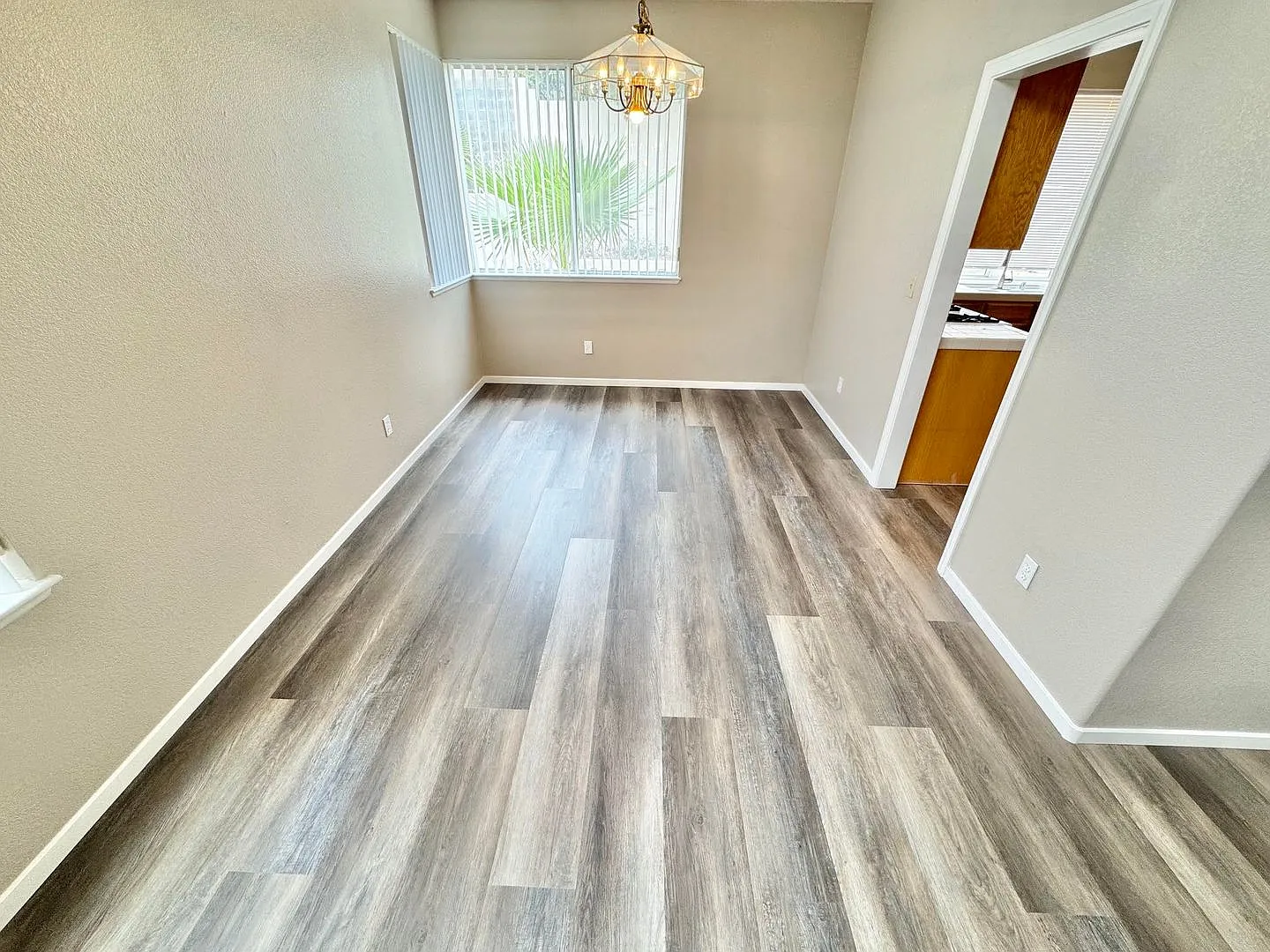 Beautiful 4 Bedroom, 2.5 Baths Home In Summerlin!! — Photo 4