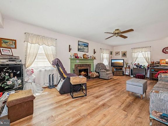 5th image of 37 Twin Hill Dr