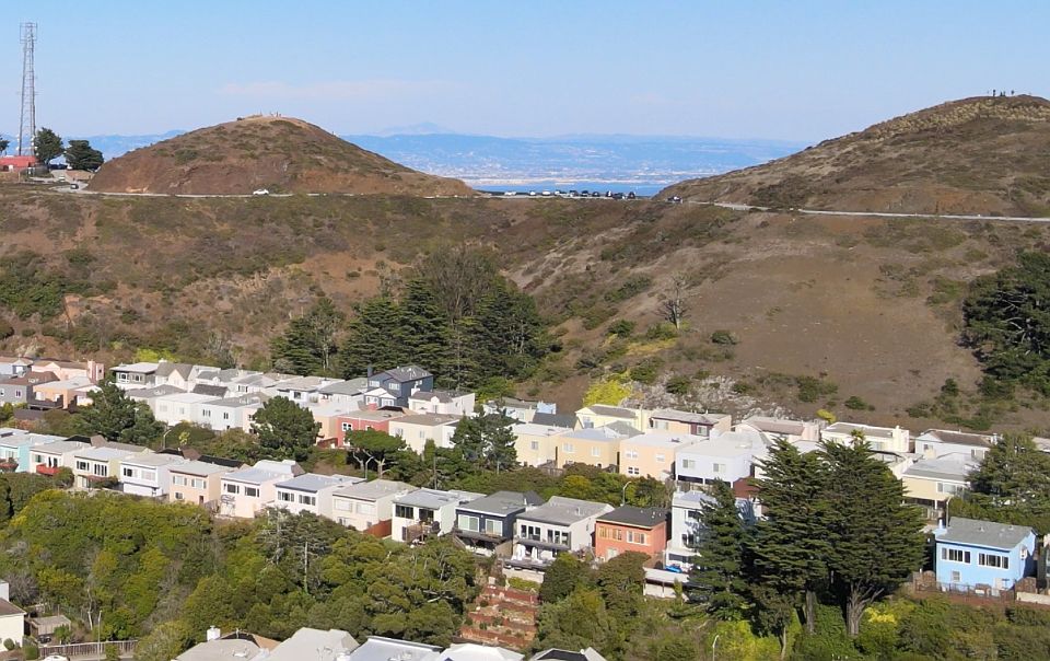 2nd image of 2365 Mariposa St
