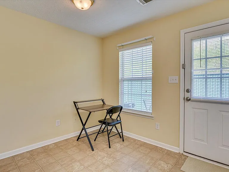 540 Edgecliff Ln — Photo 11