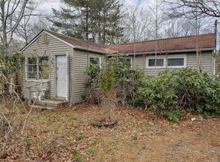 23 Lincoln Rd, Hampton Bays, NY 11946