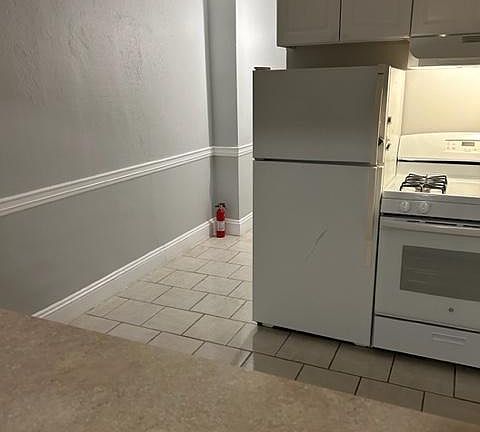 4th image of 390 Lloyd Ave #3