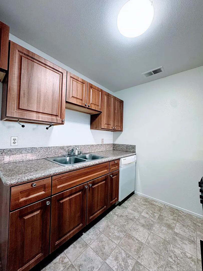 Charming 2-Bedroom Duplex with Large Fenced Yard & Attached Garage — Photo 4