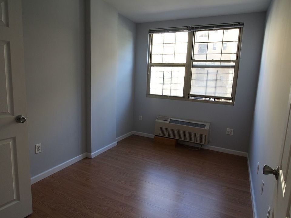 2nd image of 1765 Townsend Ave APT 3J