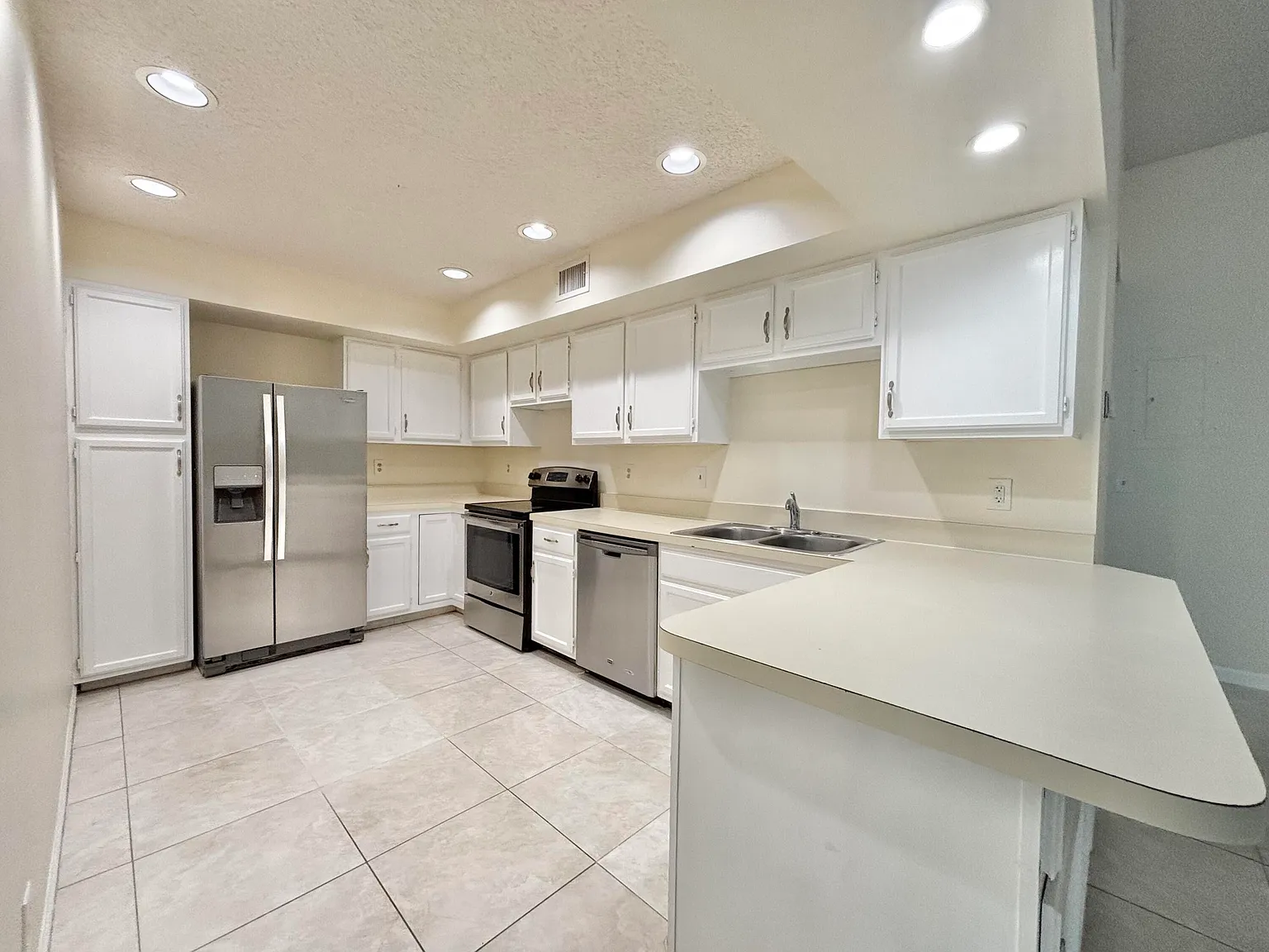 3 bed, 2.0 bath, 1178 sqft, $3,100 — Photo 2