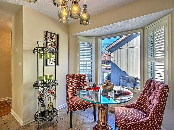 4th image of 401C Manor Dr