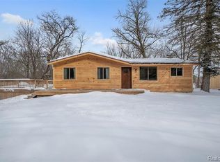 1084 Darwin Rd, Pinckney, MI 48169