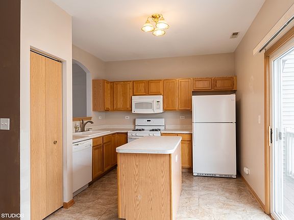 4th image of 1632 Fieldstone Dr N