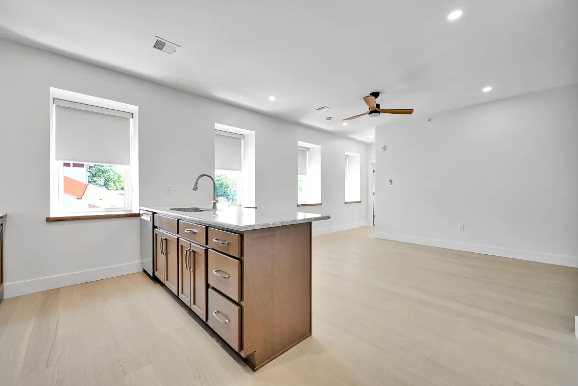 1 bed, 700 sqft, $1,600 — Photo 2