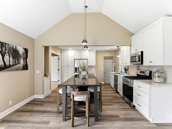 1922 Oakland Rd, Minnetonka, MN 55305