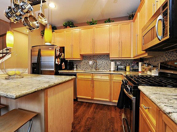 5th image of 2750 N Wolcott Ave APT 1S