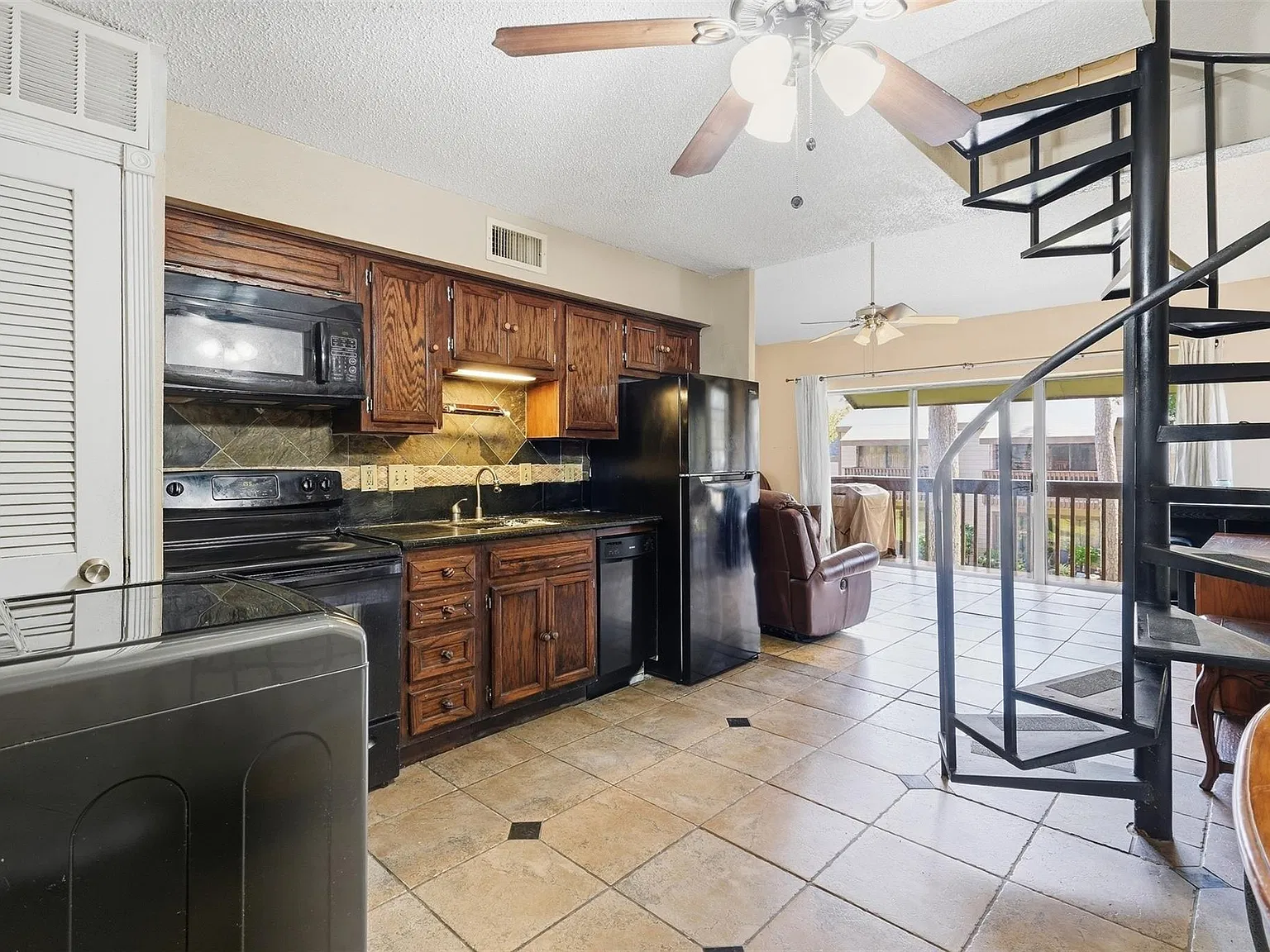 2 bed, 2.0 bath, 816 sqft, $900 — Photo 2