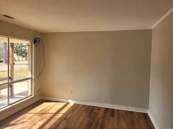 2nd image of 402 Robin Rd