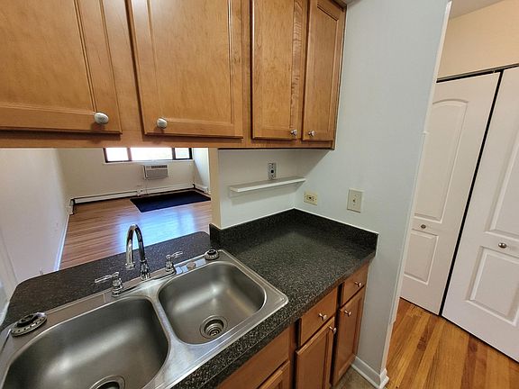 3rd image of 608 W Cornelia Ave #394