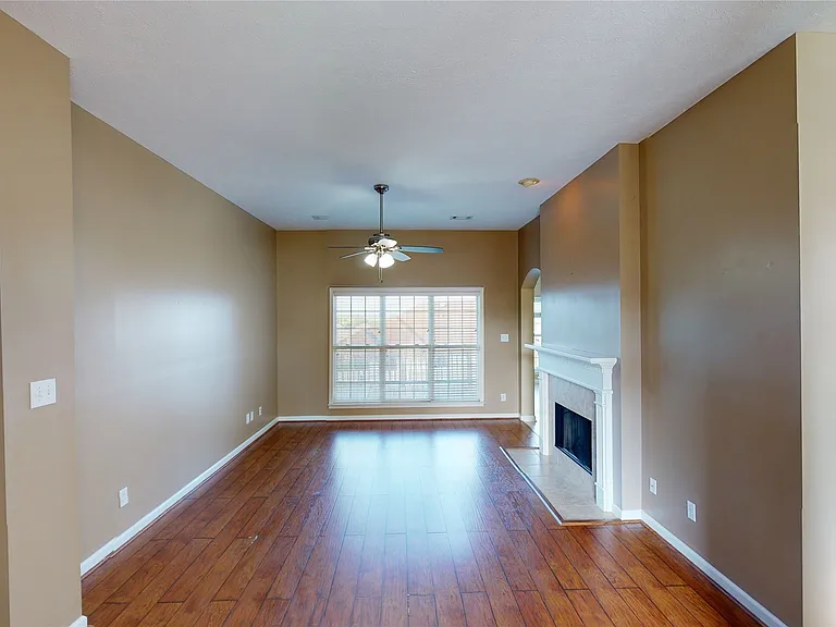 615 Castlebrook Dr — Photo 3