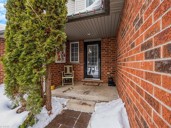 3rd image of 84 Wood Grove Cres
