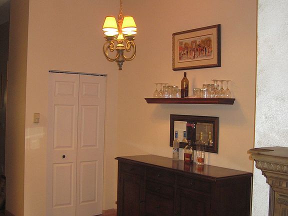 EAT IN KITCHEN / BUFFET