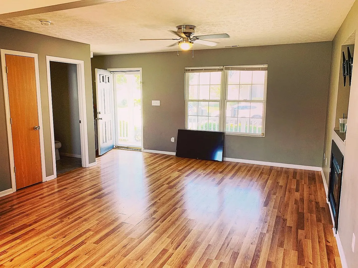 Beautiful Home in an Established Neighborhood with Open Floor Plan and Detached Garage — Photo 4