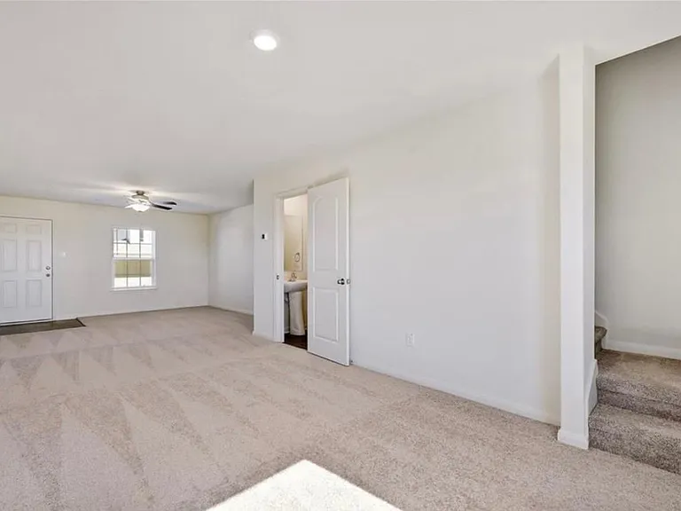 313 Riverdale Dr — Photo 8