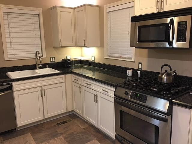 Kitchen SS appliances & granite countertops