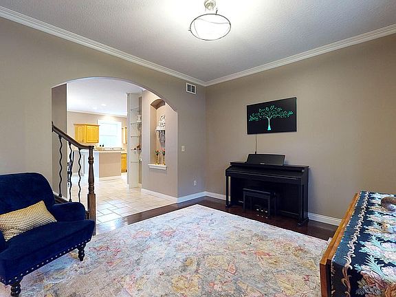 4th image of 813 Emerald Dr