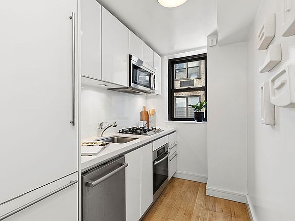 5th image of 230 Riverside Dr APT 4B