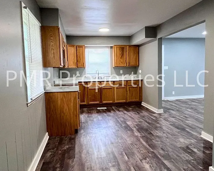 905 Logan St — Photo 3