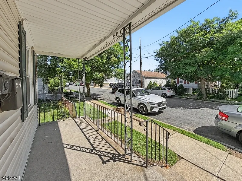 2 bed, 1.0 bath, $1,450 — Photo 2
