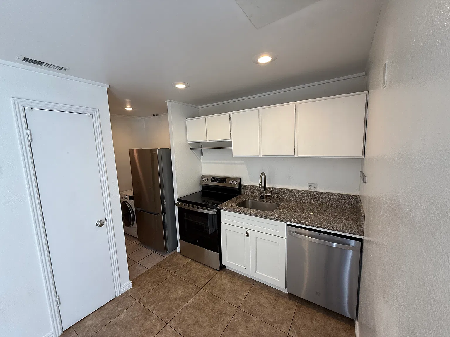 2 bed, 1.5 bath, 1300 sqft, $2,250 — Photo 2
