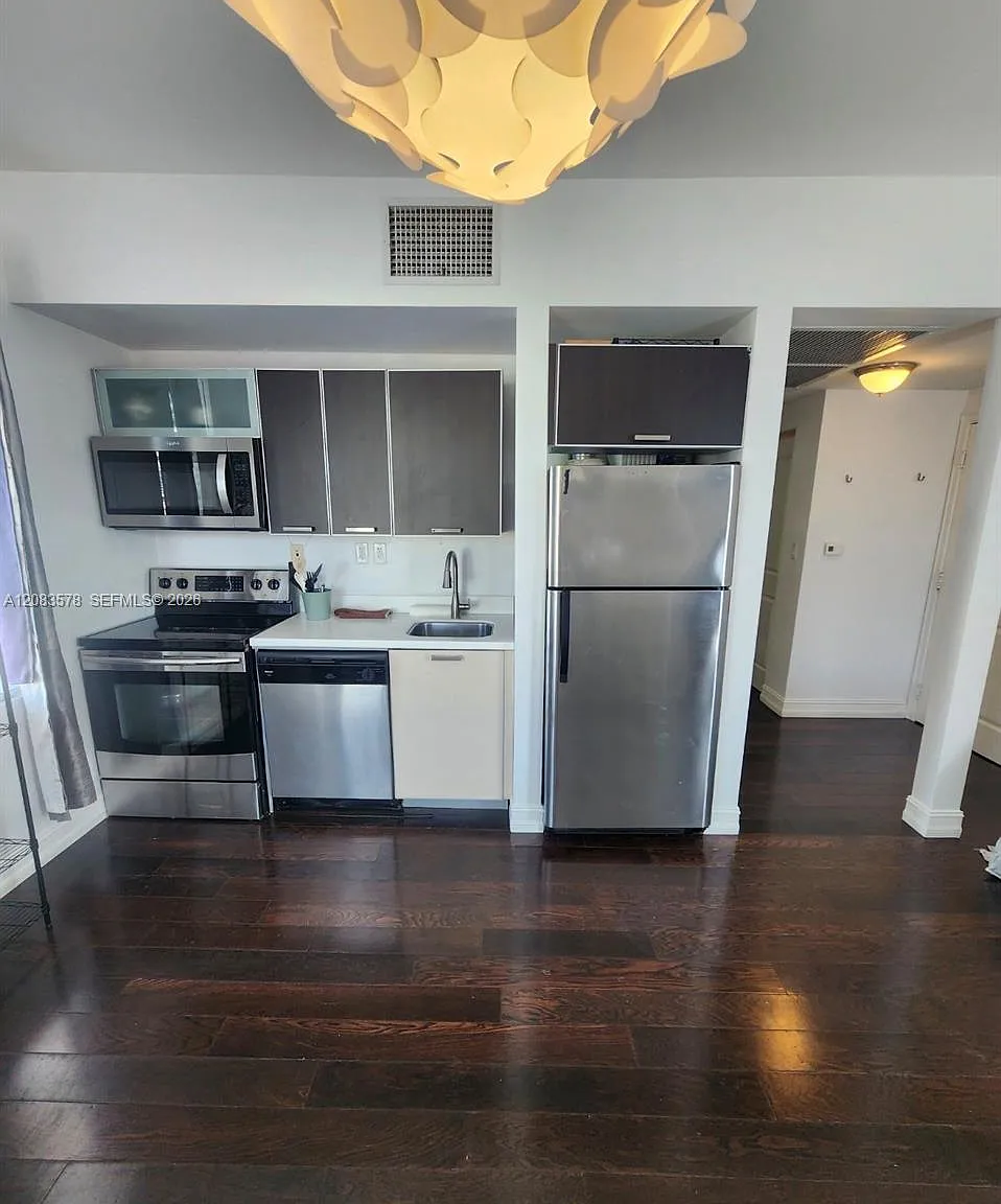 Eleven Condo — Photo 2
