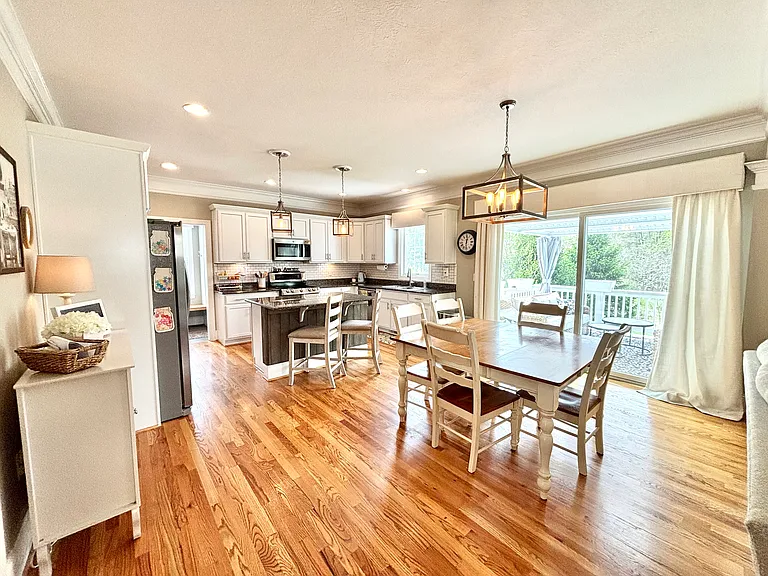 1901 Forest Ln — Photo 8