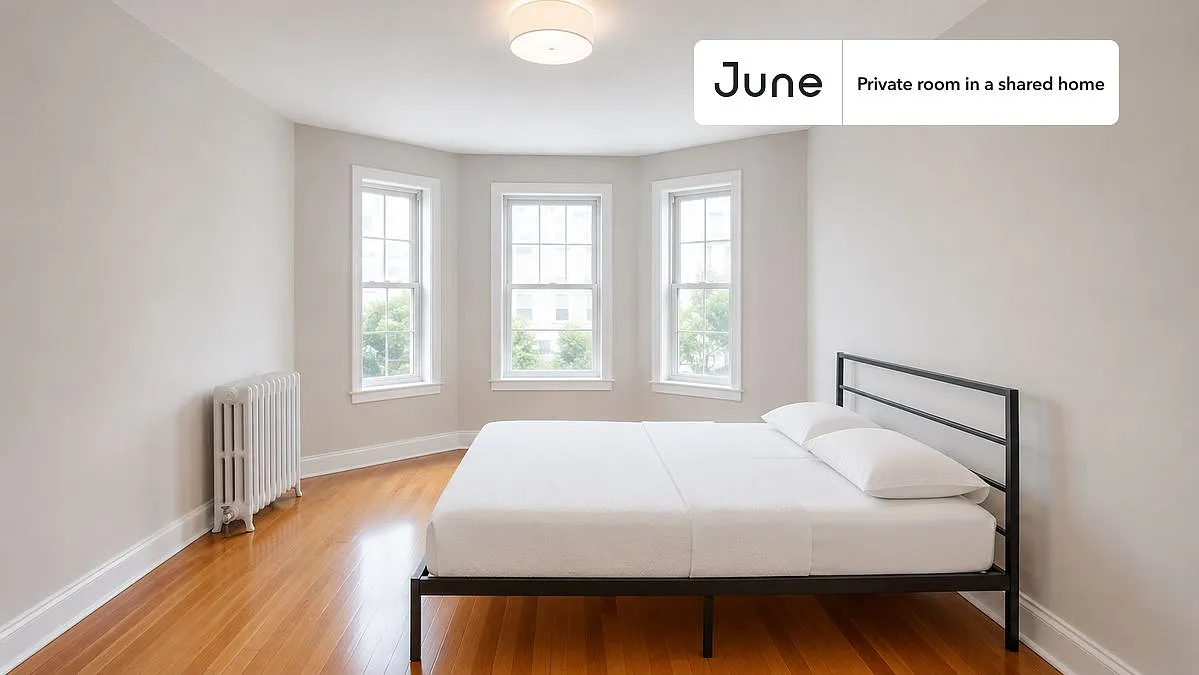 Queen bedroom in 4 bed/1 bath home in Dorchester Center #567 D — Photo 1