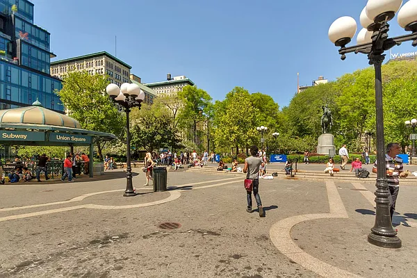 Sold by Cooper & Cooper Real Estate | media 21